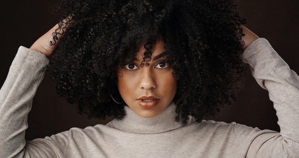 mukher negra com cabelo cacheadi curto e volumoso